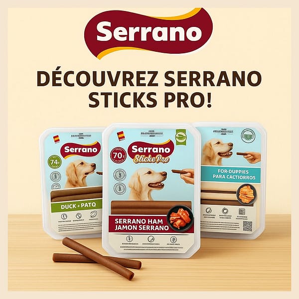 Visuel promotionnel carré présentant trois sachets de friandises pour chiens Serrano Sticks Pro (canard, jambon serrano et chiot) sur fond beige avec le logo Serrano et le texte "Découvrez Serrano Sticks Pro !"